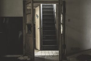 555影视大全悬疑推理剧封面，阴暗光线下的侦探人物剪影，营造悬疑氛围